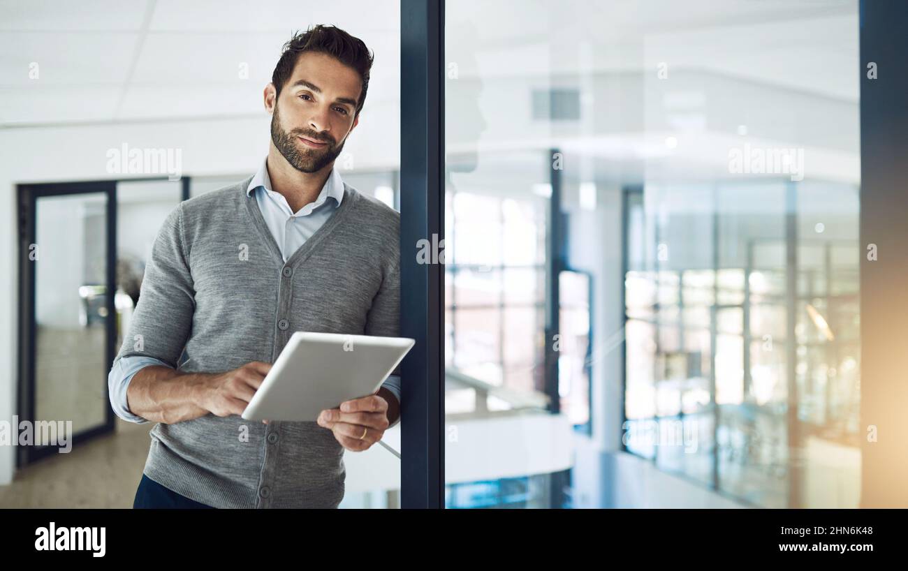 Egli rimane in cima al suo lavoro. Scatto corto di un uomo d'affari che lavora nel suo ufficio. Foto Stock