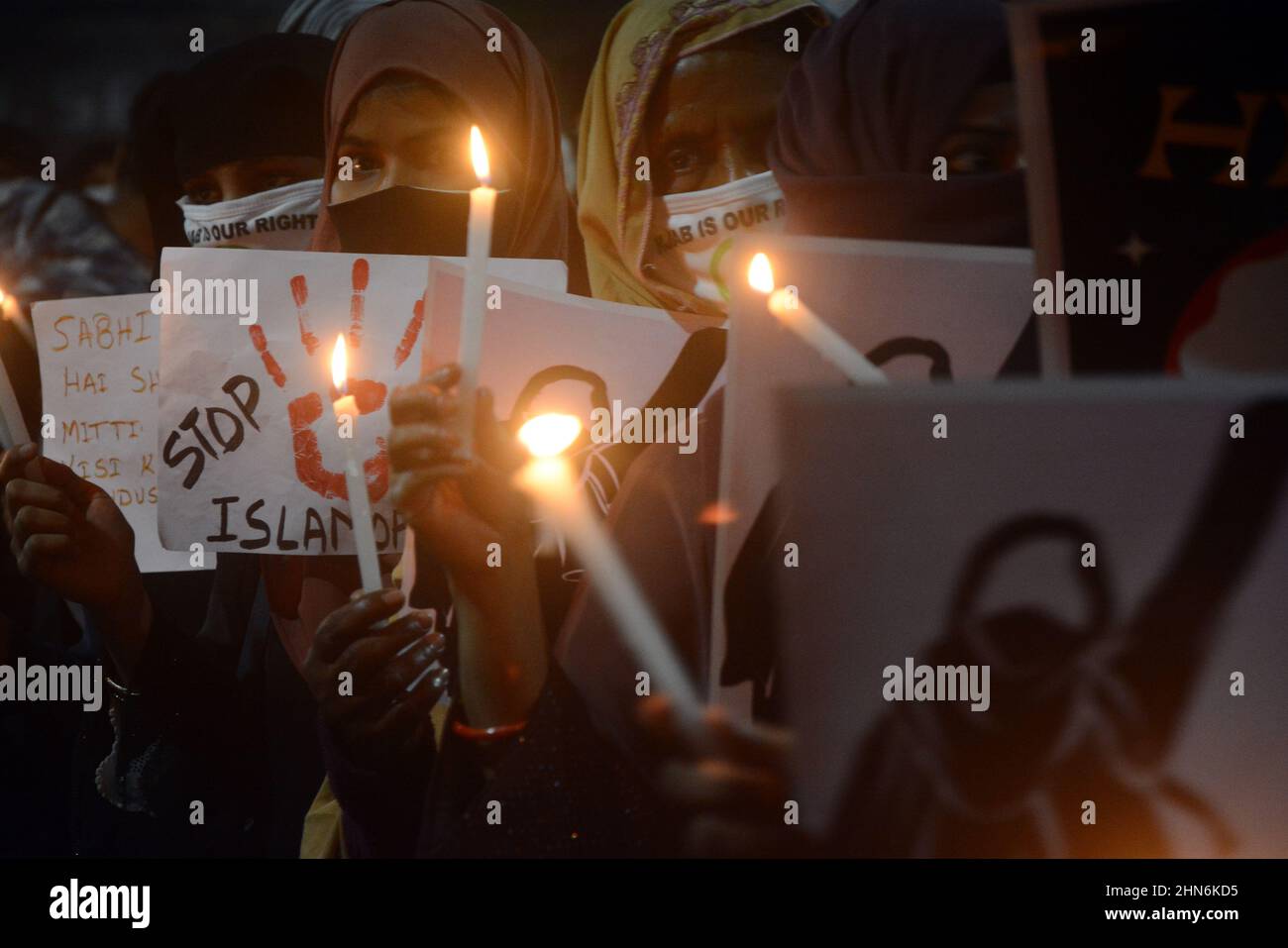 Kolkata, India. 11th Feb 2022. (2/11/2022) gli studenti dell'Università di Jadavpur protestano contro il recente divieto del hijab in alcuni college dello stato di Karnataka. Hanno iniziato un raduno di protesta da Jadavpur a Park circus attraversando. (Foto di Rahul Sadhukhan/Pacific Press/Sipa USA) Credit: Sipa USA/Alamy Live News Foto Stock