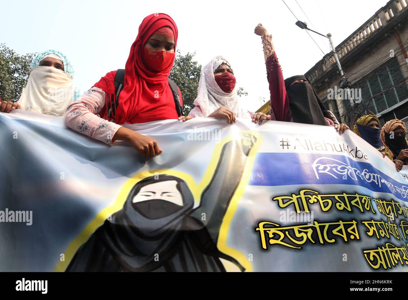 (2/11/2022) più di 150 studenti musulmani mostrano cartelli durante una protesta contro il recente divieto di hijab in pochi college dello stato di Karnataka all'Alia University to Y Channel. (Foto di Dipa Chakraborty/Pacific Press/Sipa USA) Foto Stock