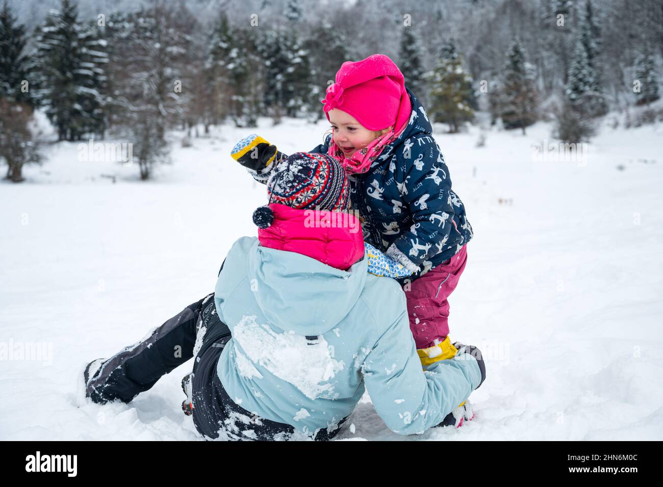 Madre e figlia divertirsi nella neve. Foto Stock
