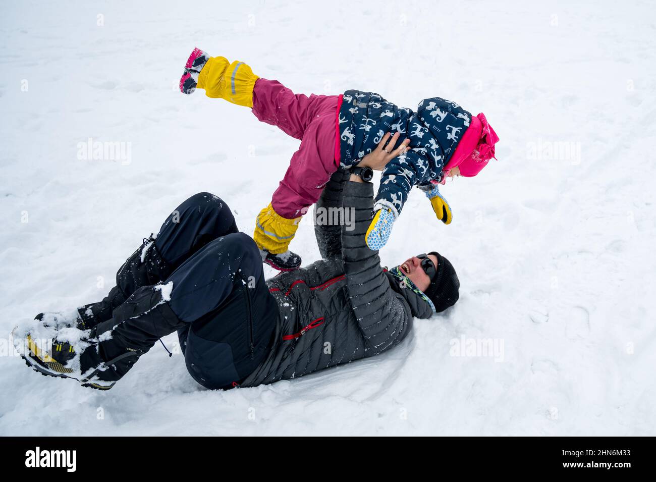Padre e figlia che si divertono nella neve. Foto Stock