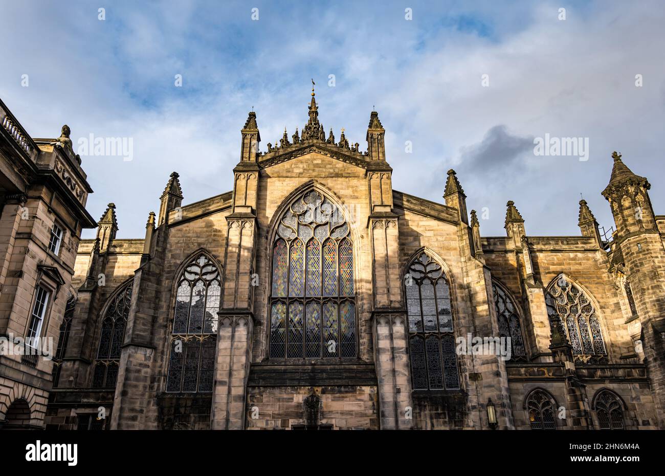 Esterno di St Giles Kirk o Chiesa con vetrate colorate, Edimburgo, Scozia, Regno Unito Foto Stock