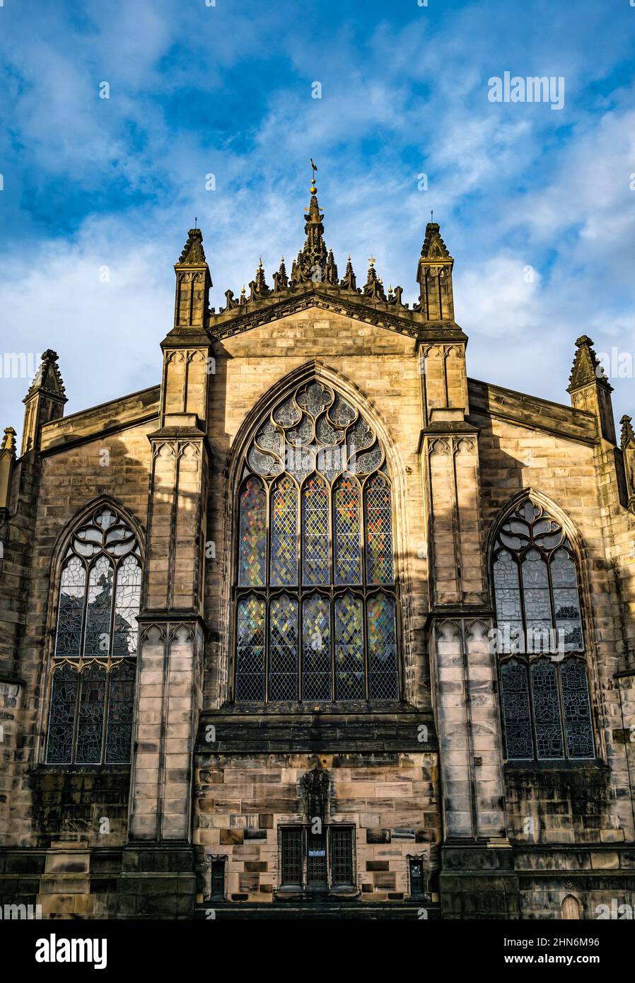 Esterno di St Giles Kirk o Chiesa con vetrate colorate, Edimburgo, Scozia, Regno Unito Foto Stock