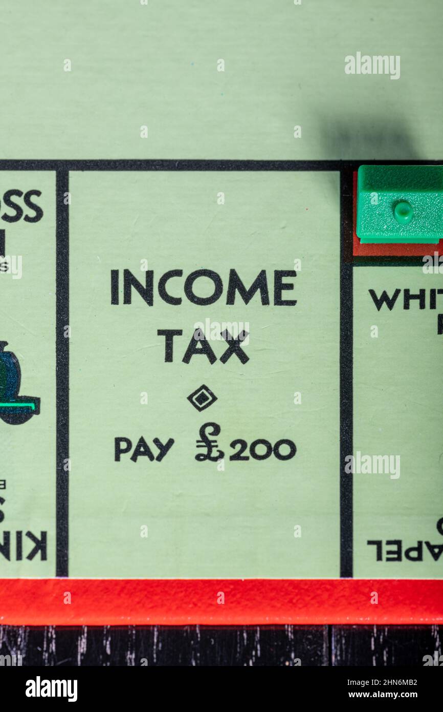 Il quadrato dell'imposta sul reddito di paga su un bordo britannico del monopolio Foto Stock Il quadrato dell'imposta sul reddito di paga su un bordo britannico del monopolio Foto Stock