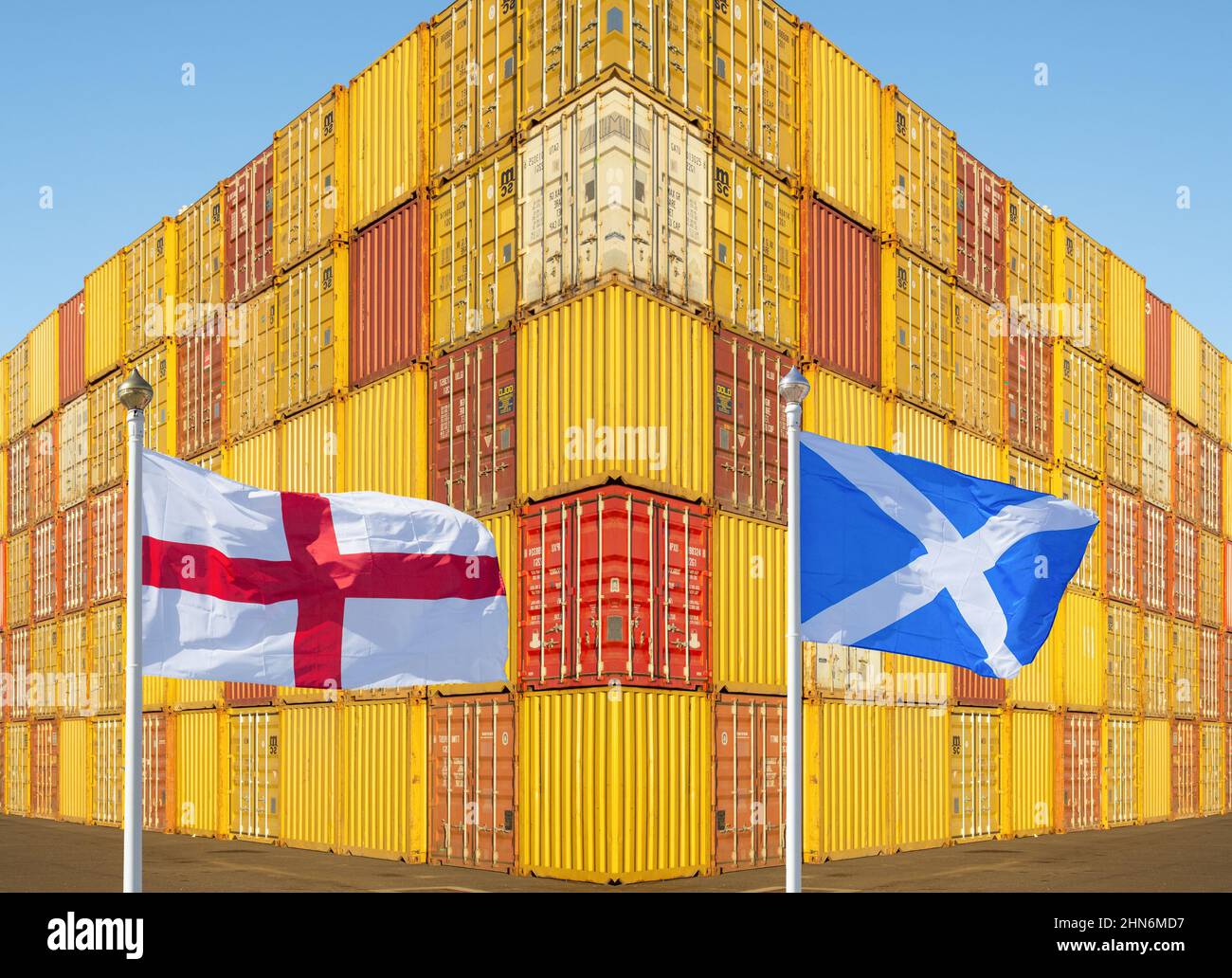 Bandiere di Inghilterra e Scozia con i contenitori impilati di spedizione in background. Freeport, Freeport, Brexit, indipendenza, economia, commercio... concetto Foto Stock