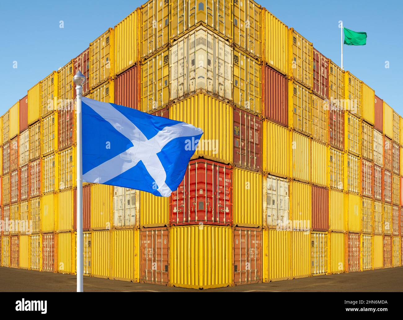 Bandiera della Scozia, con bandiera verde sui contenitori di spedizione sullo sfondo. Green Freeport, Freeport, Brexit, economia, commercio... concetto Foto Stock