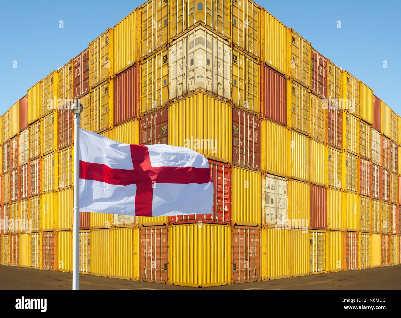 Bandiera dell'Inghilterra con i contenitori impilati di spedizione in background. Freeport, Freeport, Brexit, import, export, economia, commercio... concetto Foto Stock