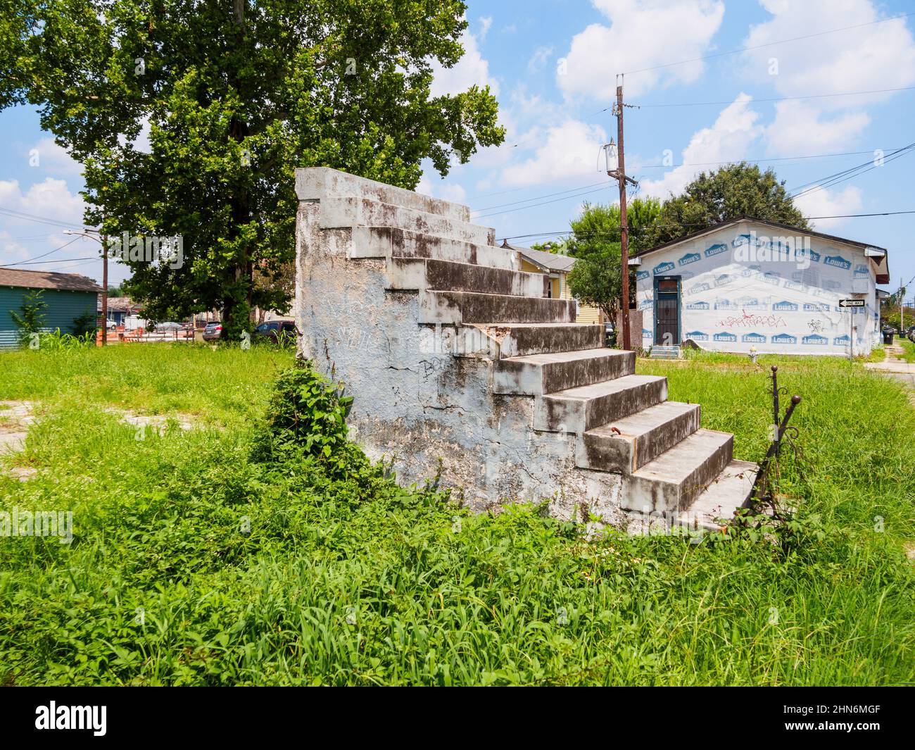 NEW ORLEANS, LOUISIANA - 12 AGOSTO 2012: Passi da nessuna parte su un lotto vuoto nel quartiere Uptown Foto Stock