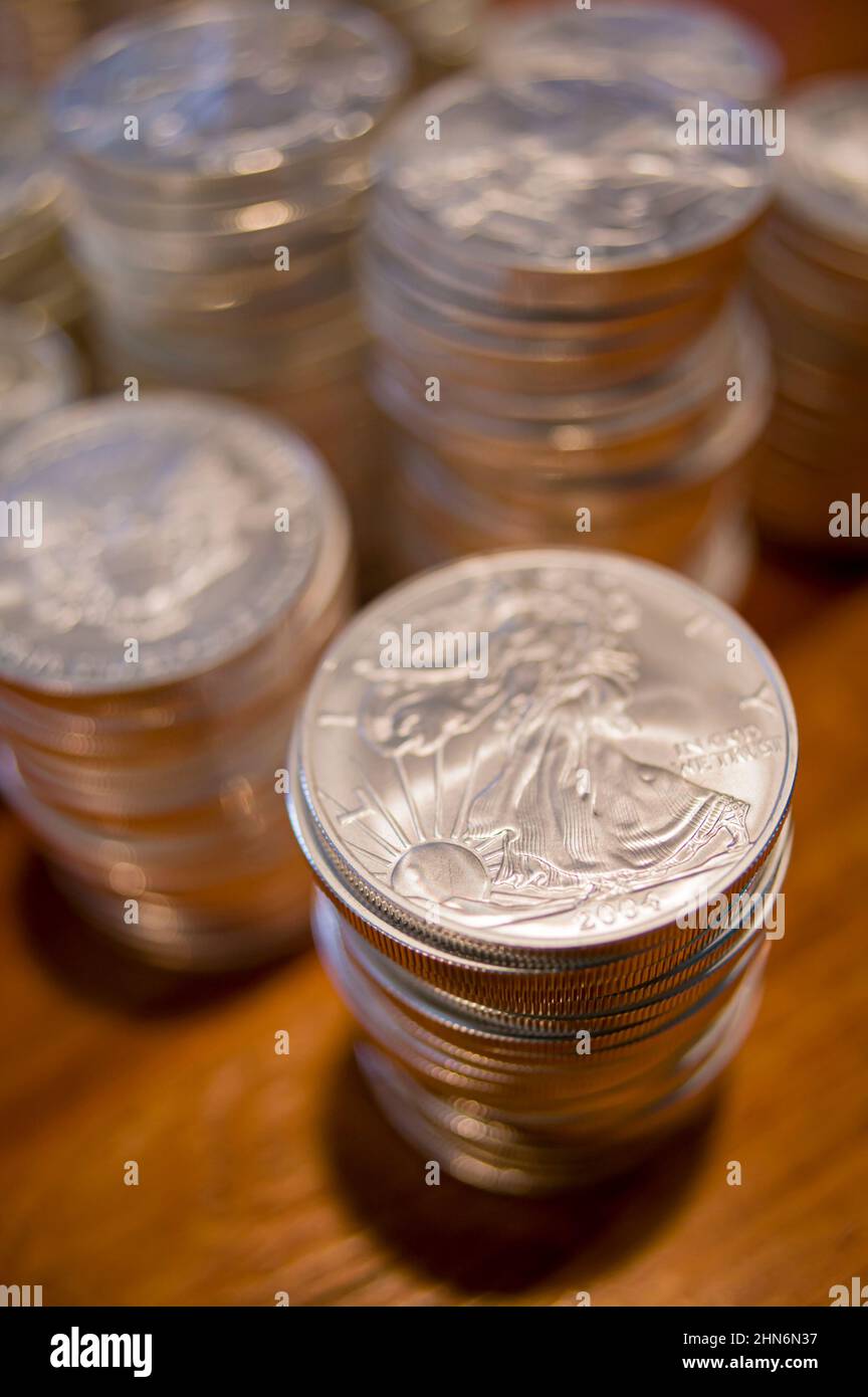 Pile di monete Liberty Silver su un tavolo in legno Foto Stock
