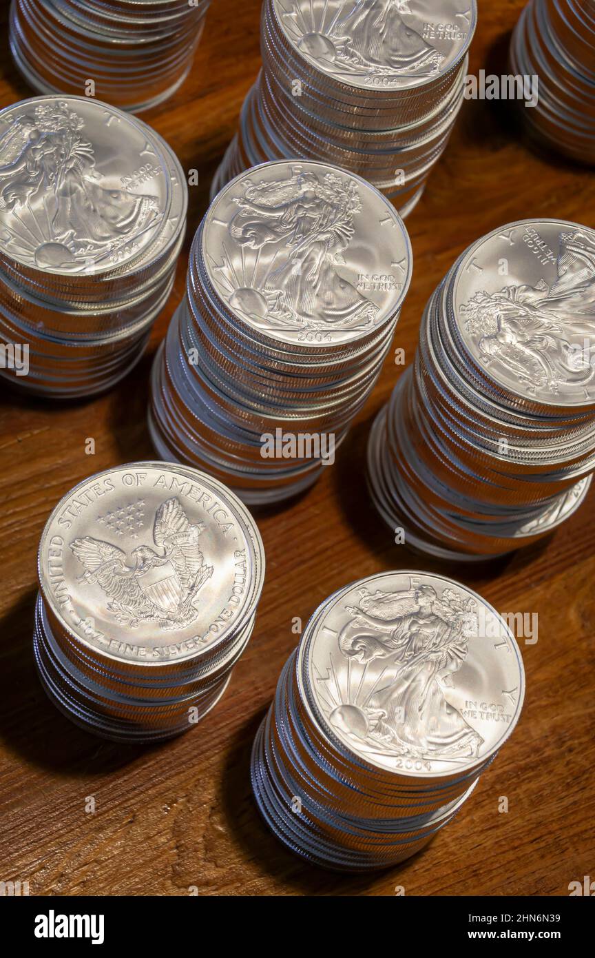 Pile di monete Liberty Silver su un tavolo in legno Foto Stock
