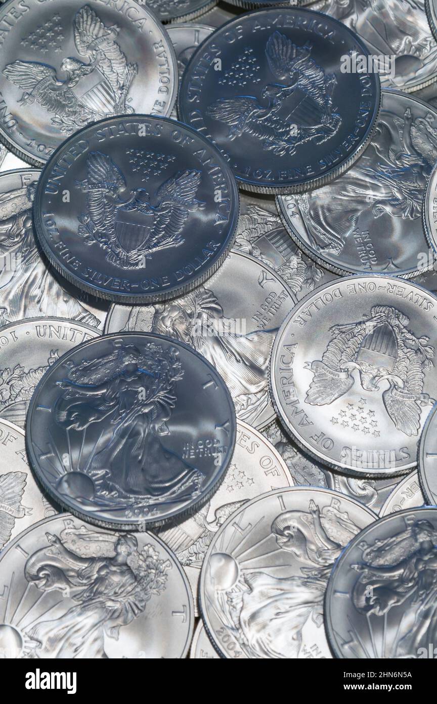 Un campo di luccicanti monete in dollari d'argento liberty Foto Stock