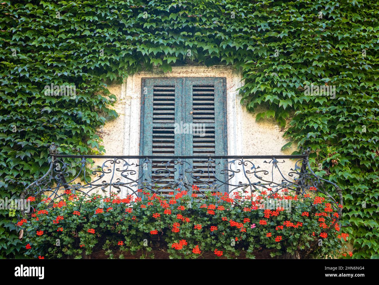 Varna, Italia - 18 settembre 2020: Un balcone fiorito nel cortile interno dell'Abbazia di Novacella Foto Stock