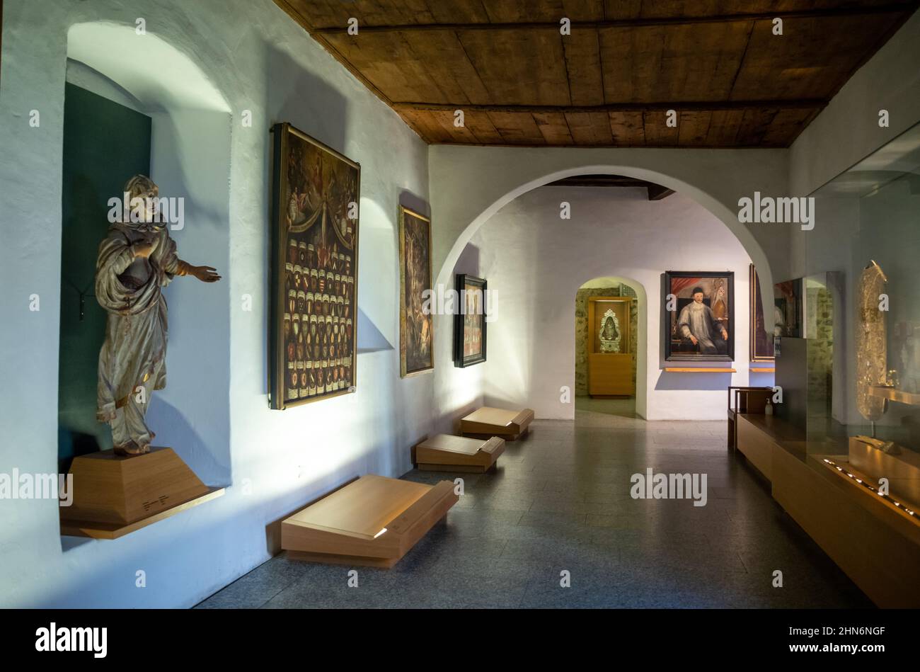 Varna, Italia - 18 settembre 2020: Sculture e dipinti rinascimentali nella sala vicino alla Biblioteca dell'Abbazia di Novacella Foto Stock