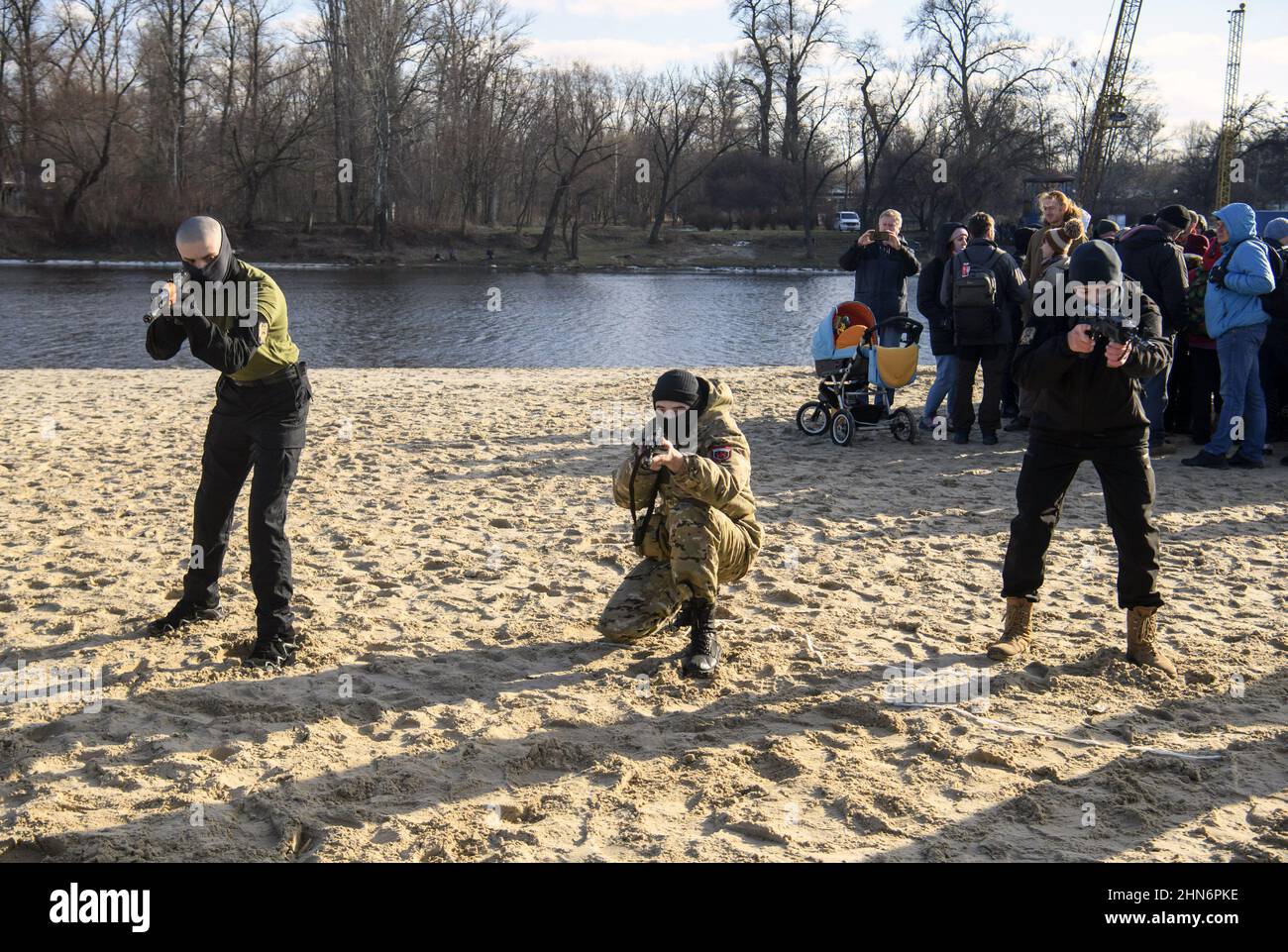 Kiev, Ucraina. 14th Feb 2022. Un istruttore militare insegna ai civili a tenere i fucili Kalashnikov, mentre prendono parte ad una sessione di addestramento nell'Ucraina di Kviv domenica 13 febbraio 2022. Il quartier generale della Difesa di Kiev ha condotto un'ampia formazione per insegnare alla popolazione a difendersi in caso di invasione da parte delle truppe russe. Foto di Vladyslav Musienko/ Credit: UPI/Alamy Live News Foto Stock