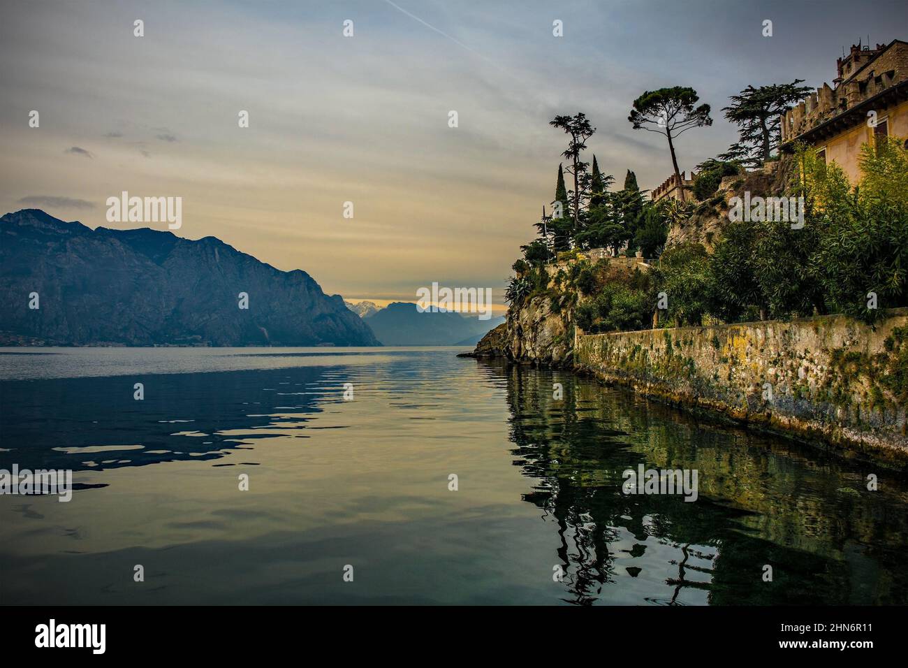 Inverno al Lago di Garda, visto da Malcesine in provincia di Verona, Veneto, nord-est Italia. Le merlature del castello di Malcesine sono sfondo a destra Foto Stock