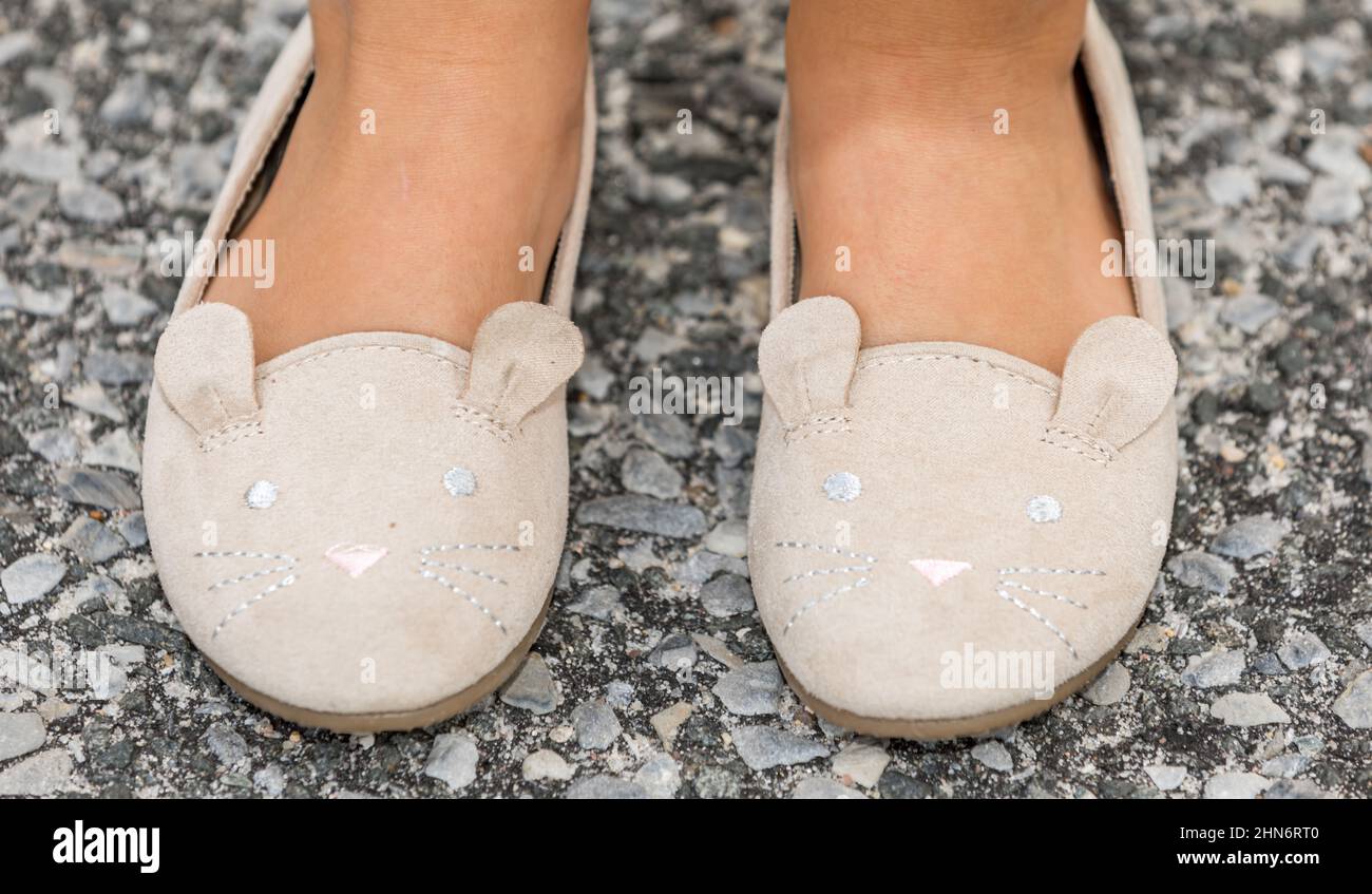 Scarpe da mouse in pelle scamosciata sui piedi di una bambina Foto Stock