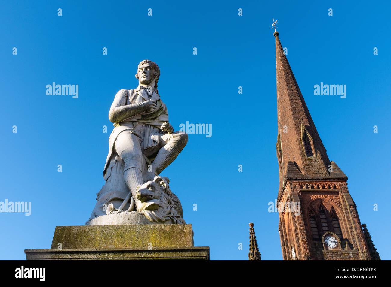 Statua in marmo di Robert Burns, Church Place, centro di Dumfries, Scozia, con parte della chiesa Greyfriars sullo sfondo. Foto Stock