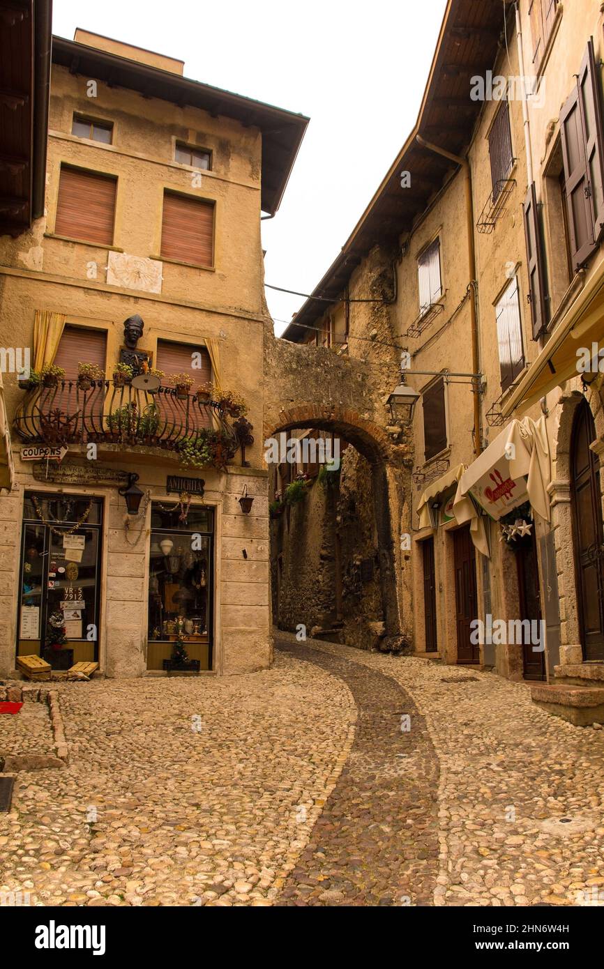 Malcesine, Italia - Dicembre 25 2022. Festa di Natale a Malcesine sulla sponda nord del lago di Garda, provincia di Verona, Veneto. La porta Siresina è sulla destra Foto Stock