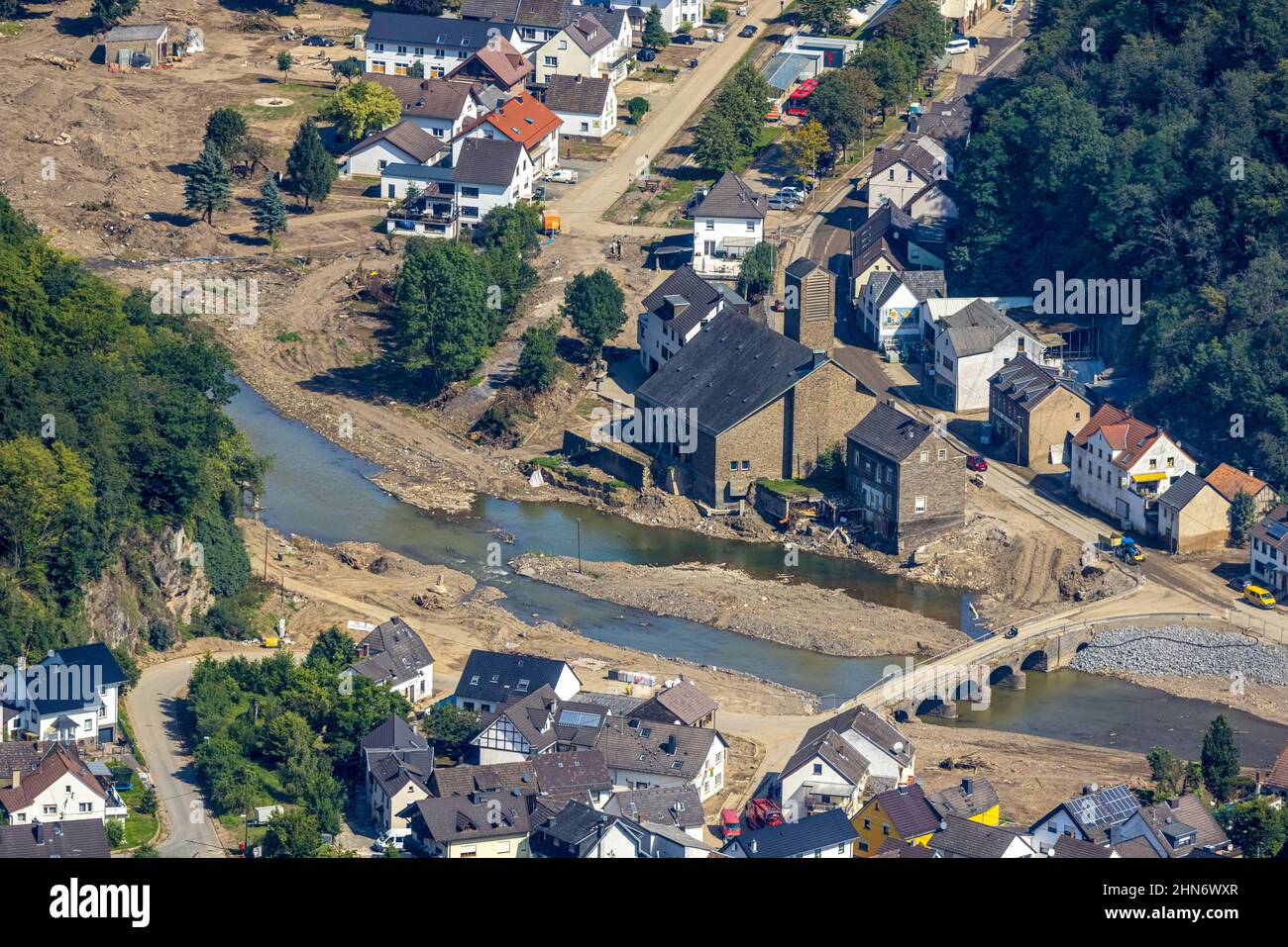 Luftbild, Überschwemmungsgebiet am Fluss Ahr mit Ahrbrücke und St. Andreas Kirche im Ortsteil Brück, Ahrbrück, Ahr-Hochwasser, Ahrtal, Rheinland-Pfalz Foto Stock