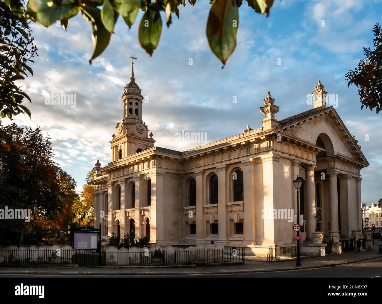 Ampia vista della famosa chiesa anglicana della Parrocchia medievale nel Borough of Royal Greenwich a Londra, Regno Unito Foto Stock