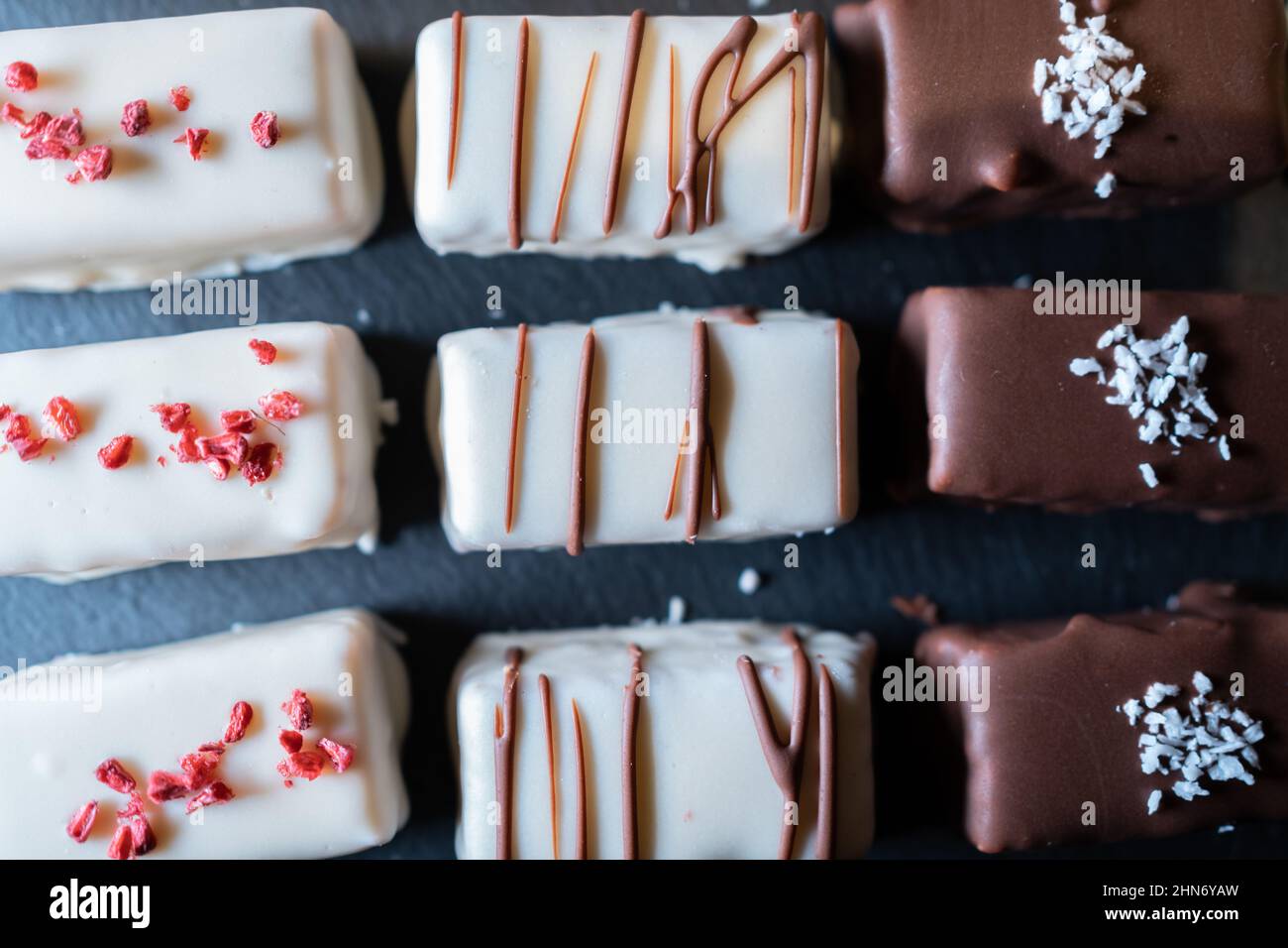 set di tartufi dolci al cioccolato fatti a mano o caramelle marzapane Foto Stock