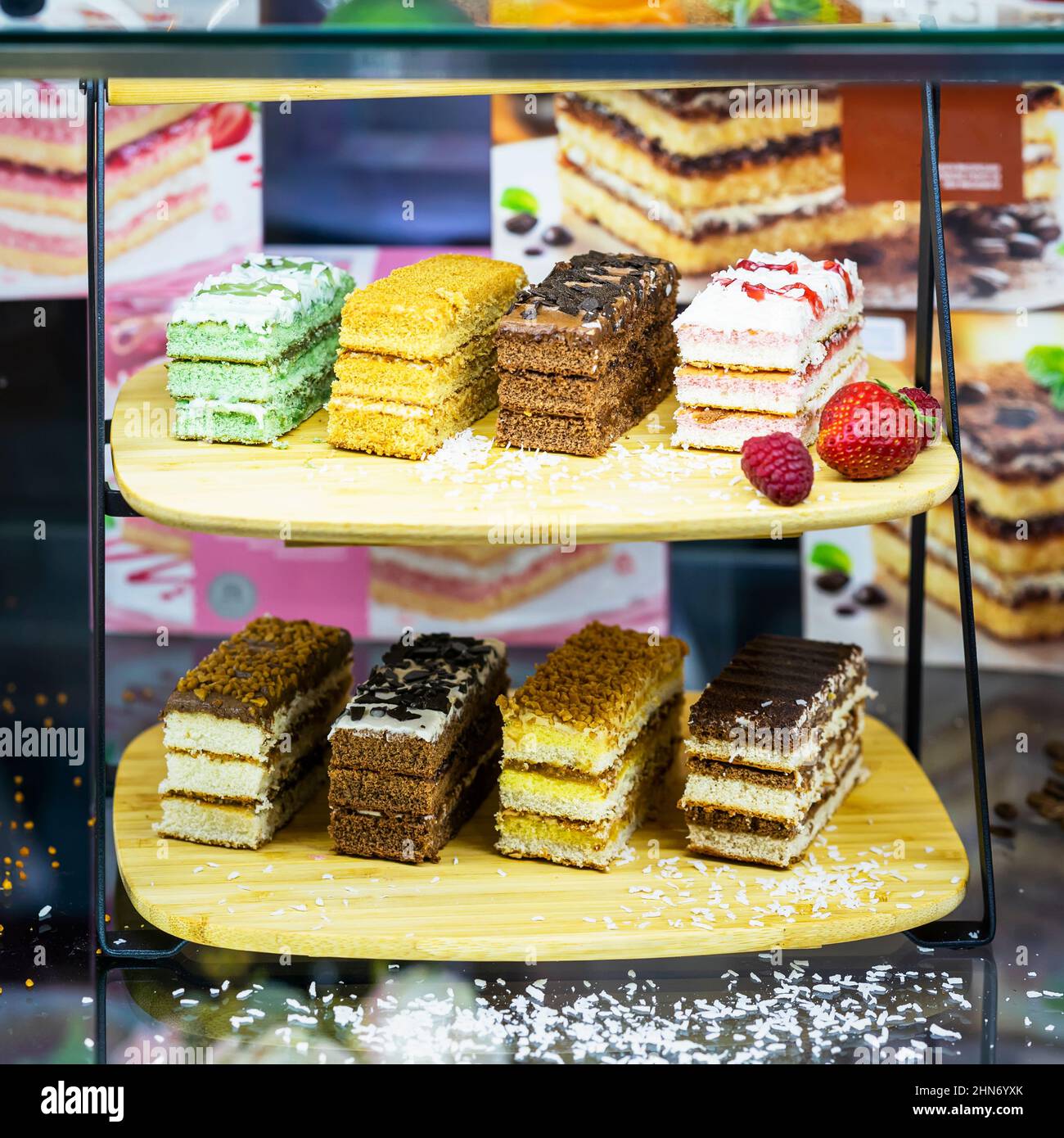 Assortimento di torte in vetrina, pasticceria, vetreria Foto Stock