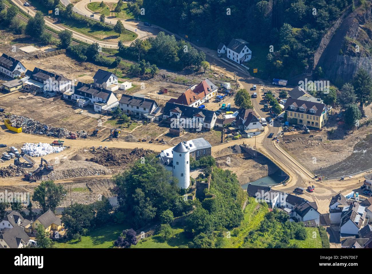 Fotografia aerea, area allagata al fiume Ahr con ponti distrutti e vista storica Burg Kreuzberg nel distretto Kreuzberg, Altenahr Foto Stock