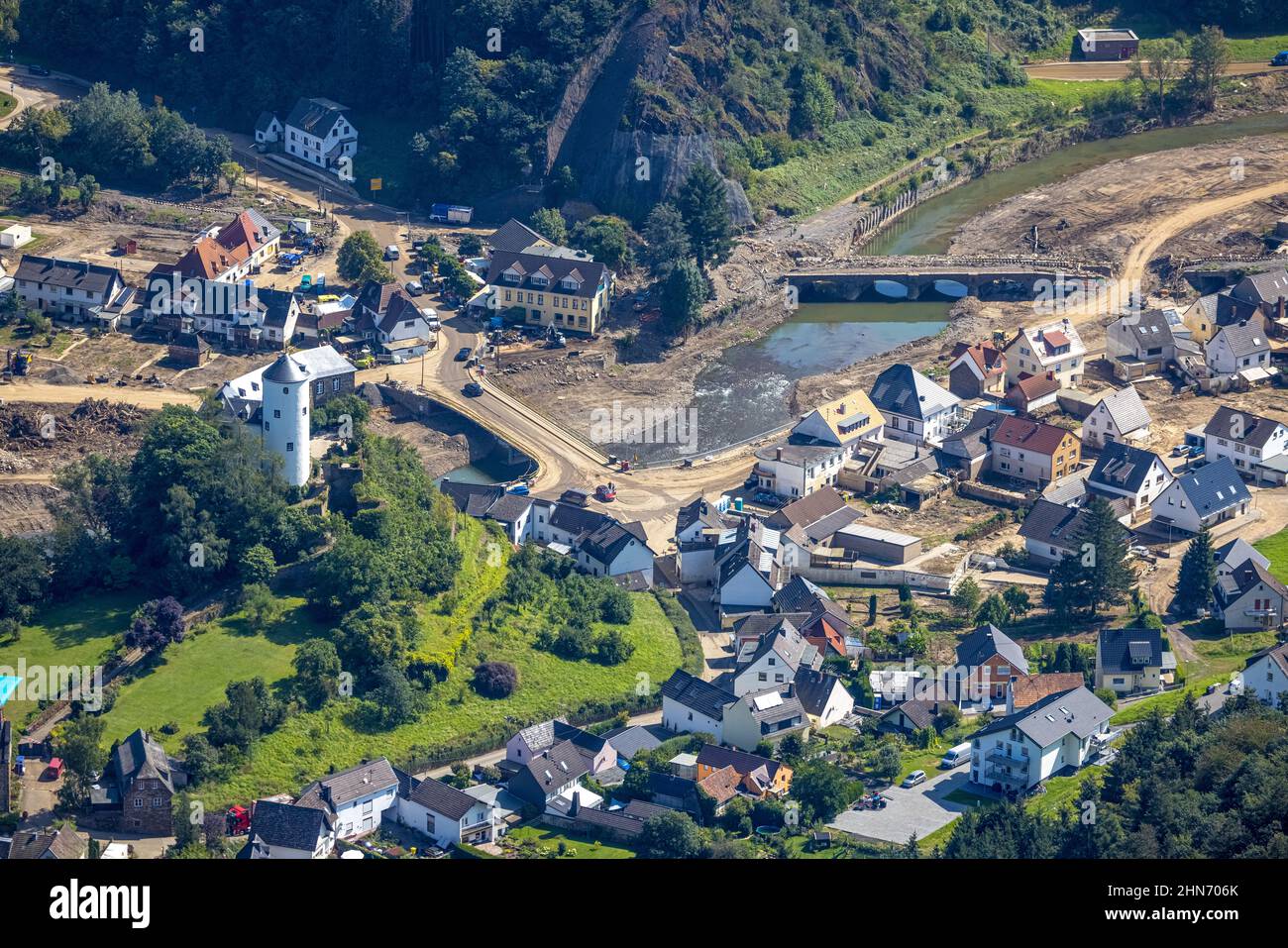 Fotografia aerea, area allagata al fiume Ahr con ponti distrutti e vista storica Burg Kreuzberg nel distretto Kreuzberg, Altenahr Foto Stock