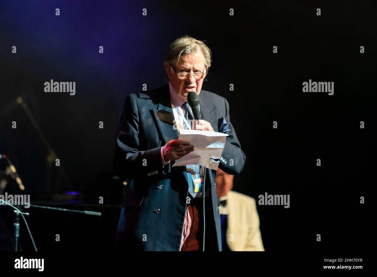 Tom Jones, trustee di Dame vera Lynn beneficenza al concerto intitolato ha costruito questa città al Cliffs Pavilion, Southend on Sea onorando MP Sir David Amess Foto Stock