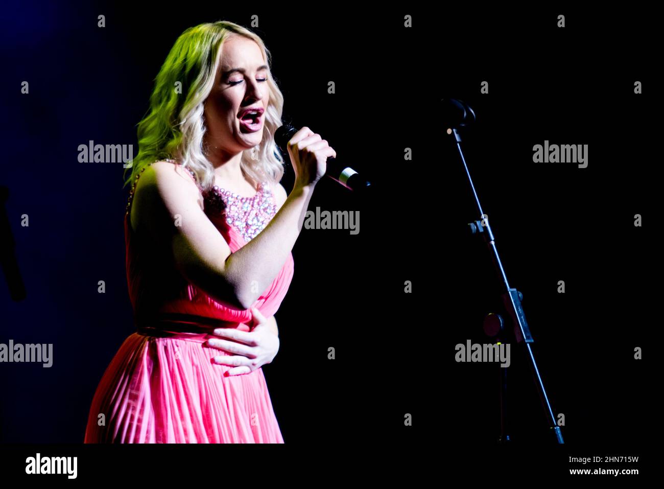 Leanne Jarvis cantò ad un concerto dal titolo ha costruito questa città al Cliffs Pavilion, Southend on Sea, Essex, onorando l'omicidio del deputato Sir David Amess Foto Stock