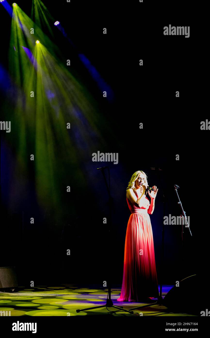 Leanne Jarvis cantò ad un concerto dal titolo ha costruito questa città al Cliffs Pavilion, Southend on Sea, Essex, onorando l'omicidio del deputato Sir David Amess Foto Stock