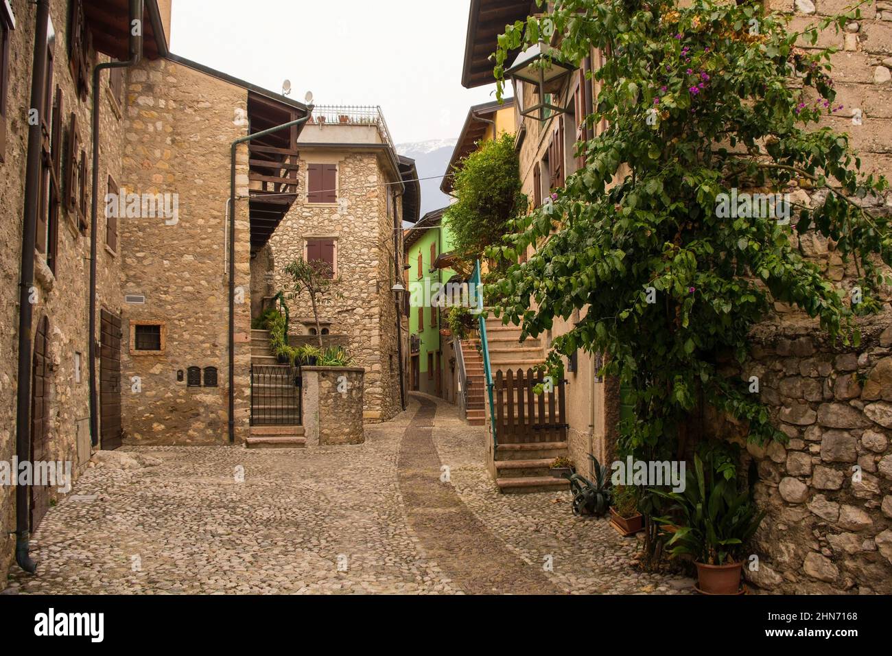 Lo storico quartiere del castello, Via Posterna, in inverno nella cittadina di Malcesine sulla sponda nord del lago di Garda, provincia di Verona, Veneto, Italia Foto Stock