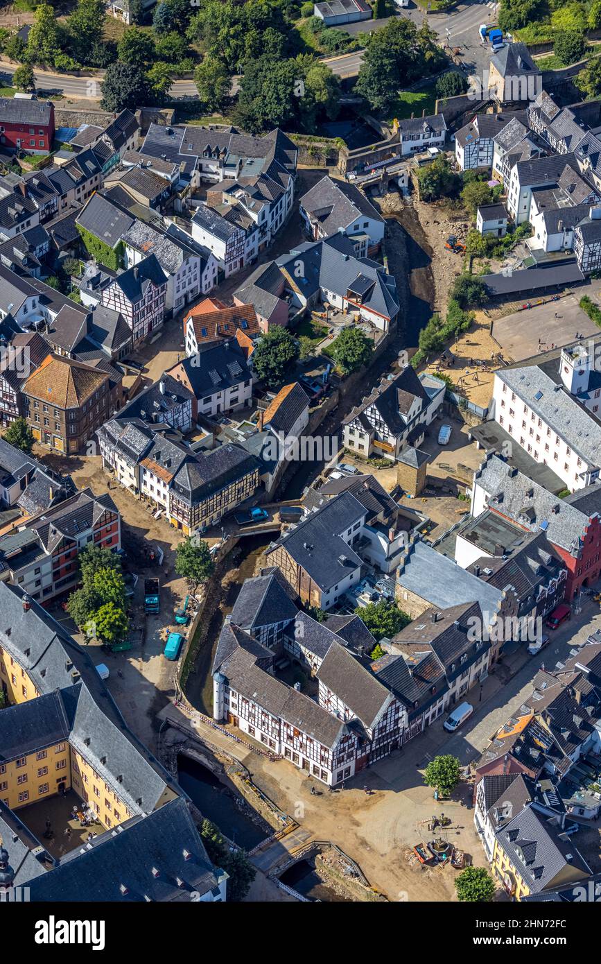 Vista aerea, storico centro storico zona alluvione con la riva distrutta del fiume Erft dopo l'alluvione di Erft a Bad Münstereifel, alluvione Ahr, valle Ahr, RHI Nord Foto Stock