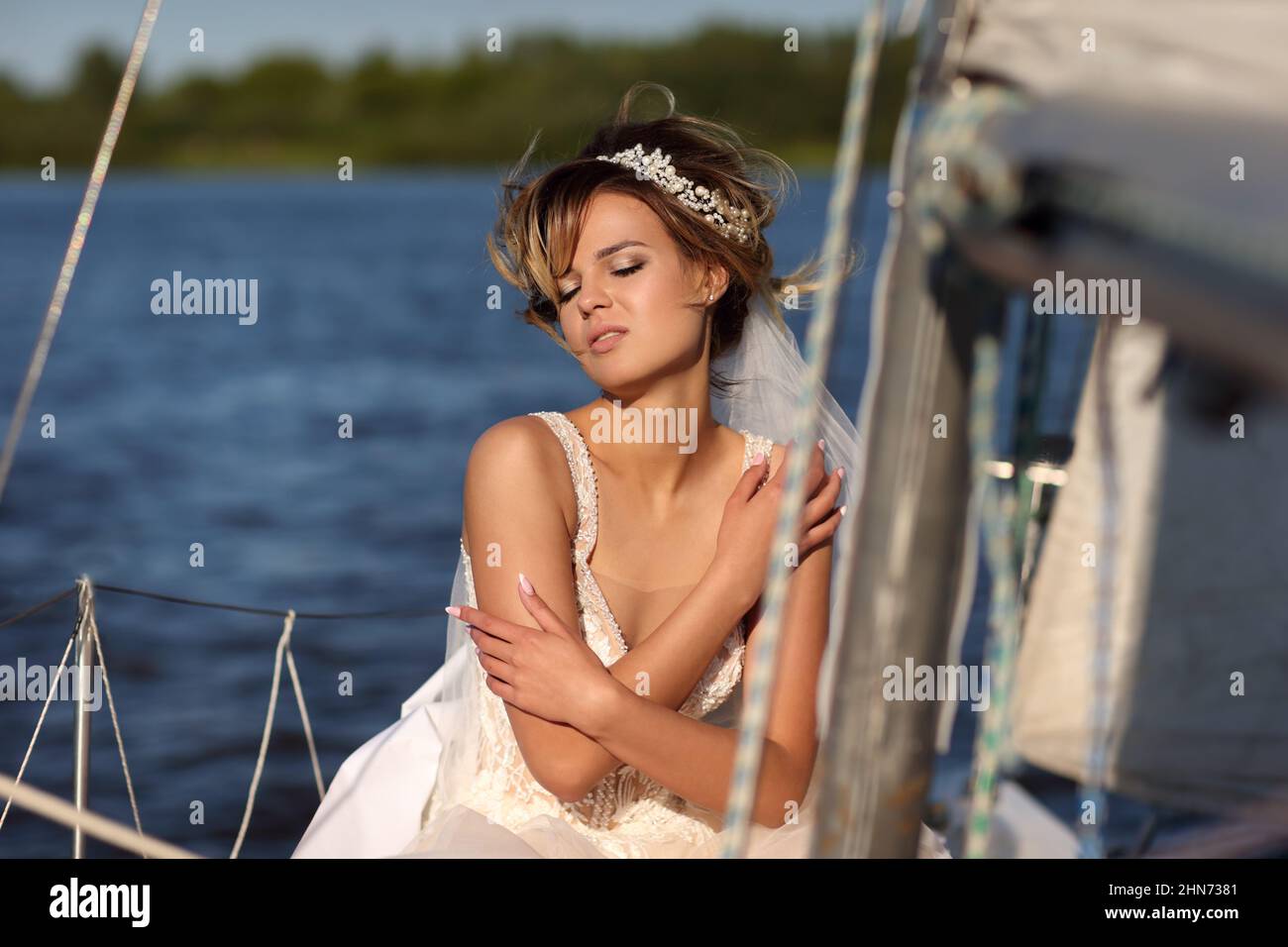sposa su uno yacht a vela Foto Stock