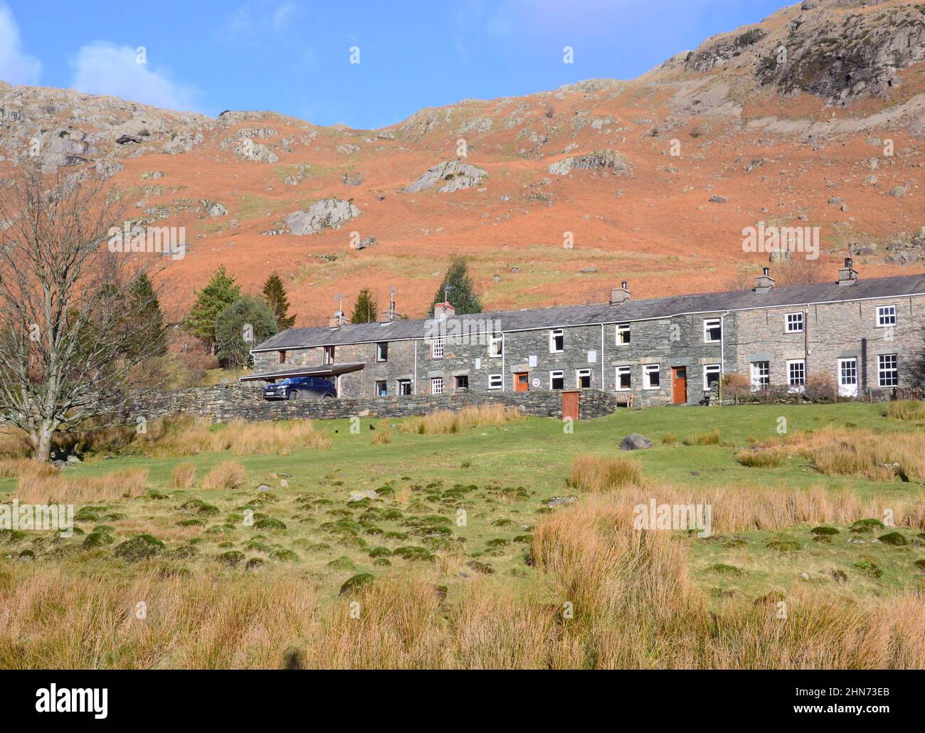 Case minatori nella valle delle miniere di rame di Coniston, Lake District o laghi, Cumbria, Inghilterra, Regno Unito, Isole britanniche, in una giornata di sole. Foto Stock