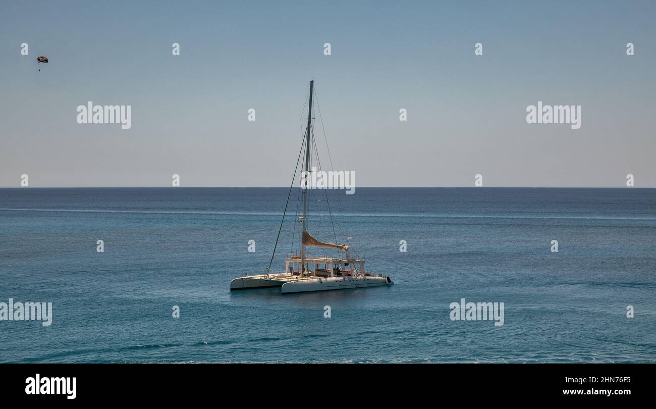 Bellissimo catamarano nel paradiso turchese laguna della costa di Cipro. Foto Stock