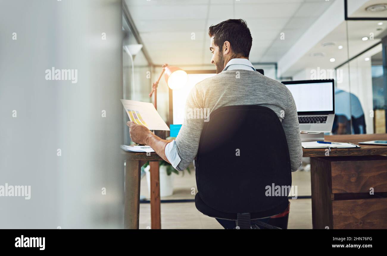 Egli rimane in cima al suo lavoro. Scatto corto di un uomo d'affari che lavora nel suo ufficio. Foto Stock