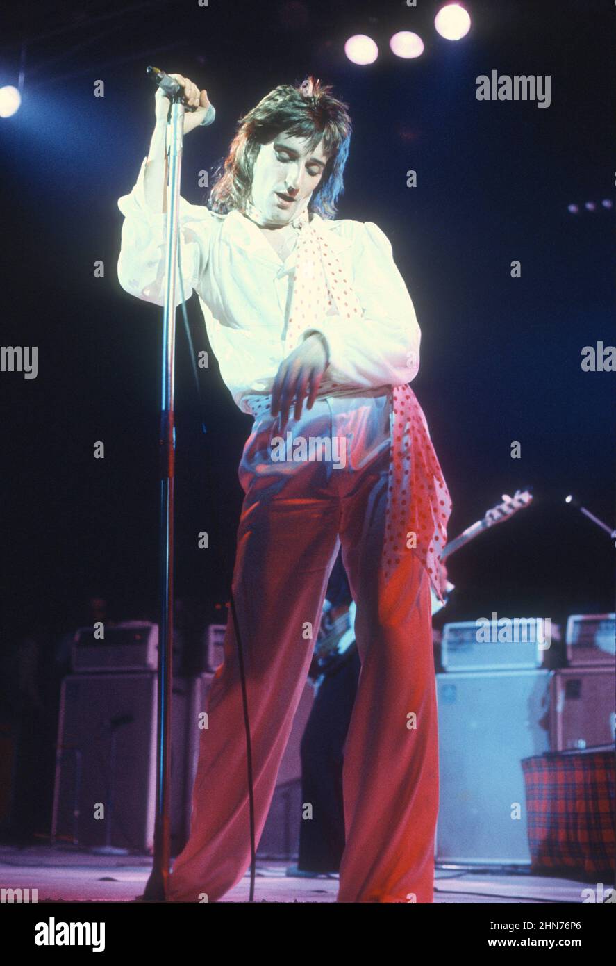 LOS ANGELES, CA - 1970s: Rod Stewart suona in Concerto intorno agli anni '70 a Los Angeles, California. Credito: Jeffrey Mayer / Rock negatives / MediaPunch Foto Stock