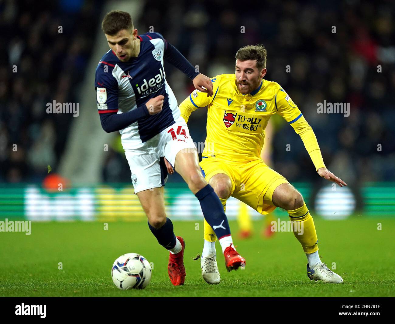 Jayson Molumby di West Bromwich Albion (a sinistra) e Joe Rothwell di Blackburn Rovers combattono per la palla durante la partita del campionato Sky Bet presso gli Hawthorns, West Bromwich. Data foto: Lunedì 14 febbraio 2022. Foto Stock