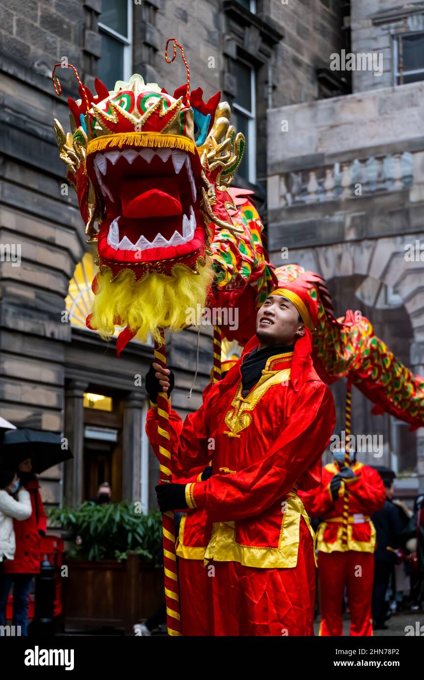 Festa di Capodanno cinese con artisti che portano un drago, City Chambers, Edimburgo, Scozia, Regno Unito Foto Stock