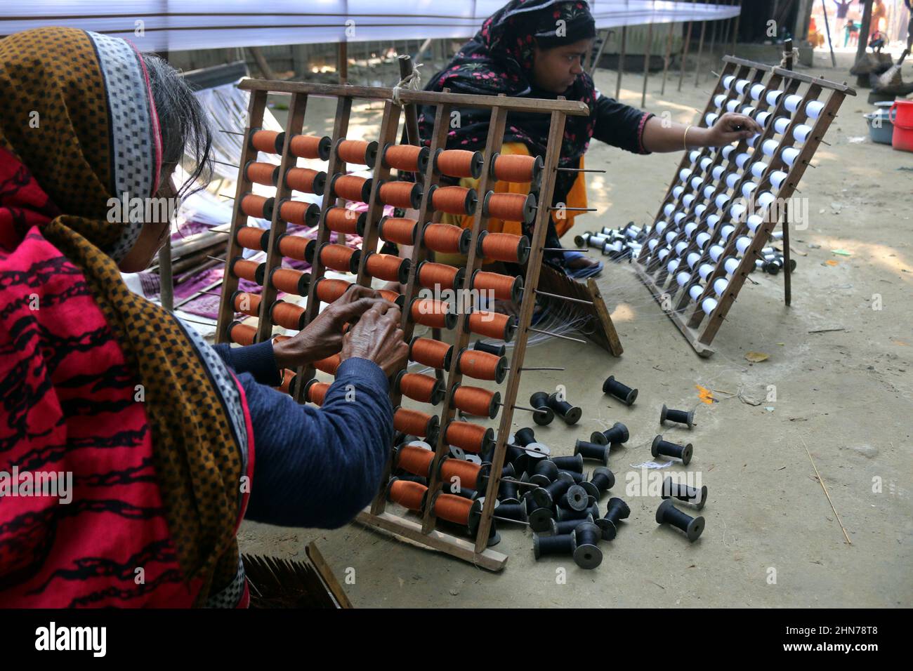 Un dipendente lavora nel processo di produzione del filato per la produzione del tessuto in un cortile a Keraniganj. Il 13,2022 febbraio a Dhaka, Bangladesh. (Foto Foto Stock