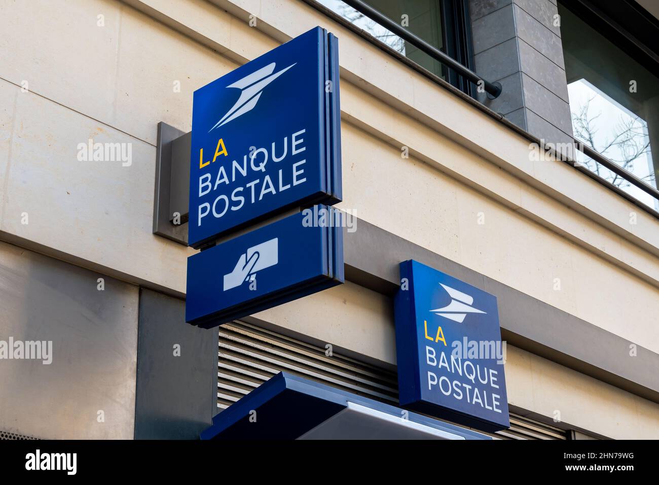 Segno di la Banque postale, banca pubblica francese controllata al 100% dal gruppo la Poste e specializzata in servizi finanziari Foto Stock