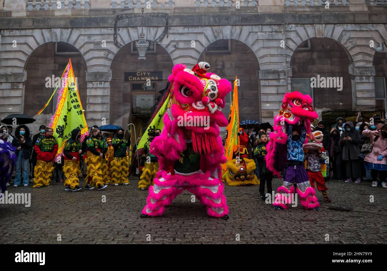 Festa di Capodanno cinese con artisti in costumi colorati, City Chambers, Edimburgo, Scozia, Regno Unito Foto Stock