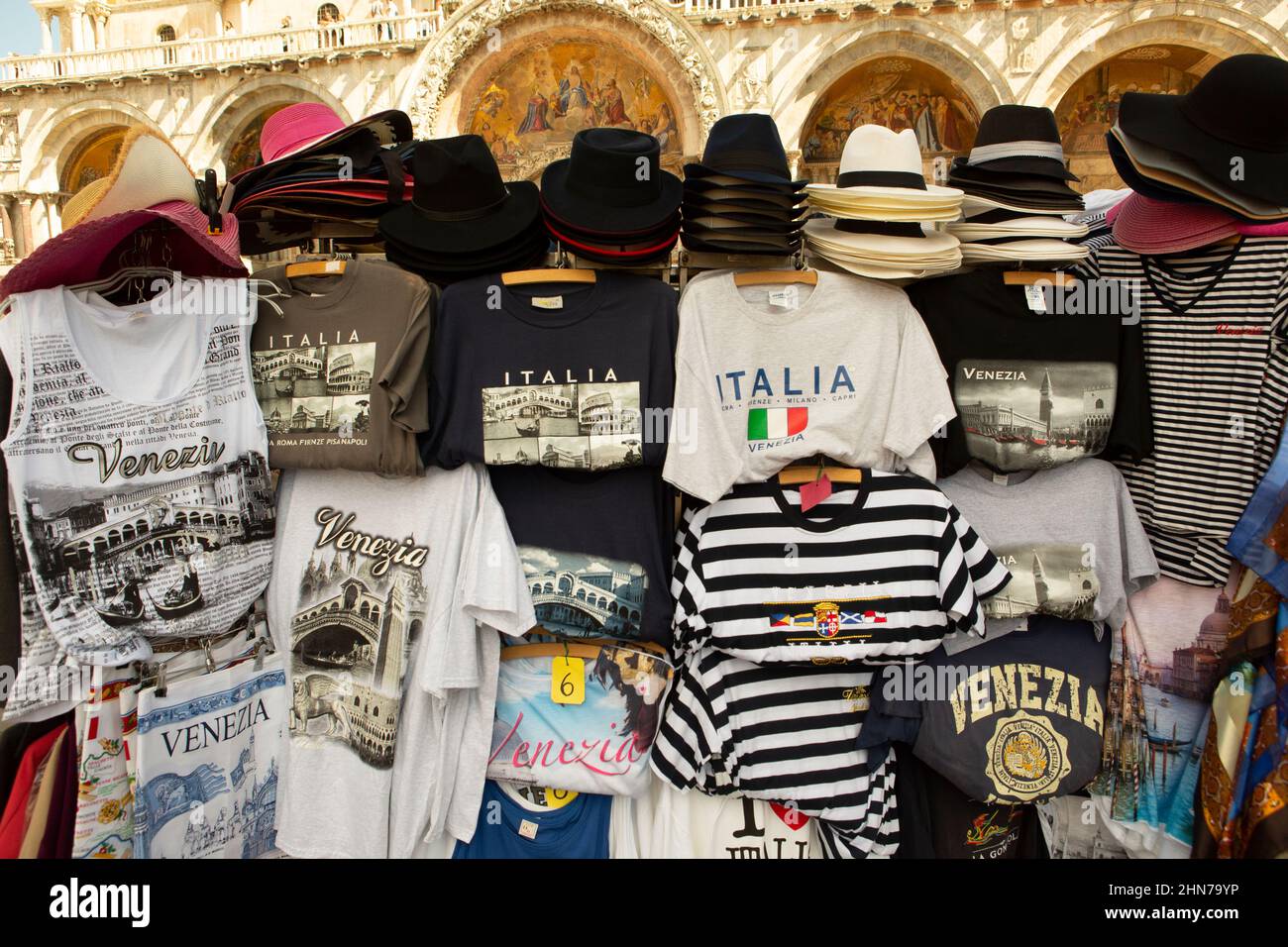 bancarelle di strada in piazza san Marco che vendono maschere di vendicazione e t, magliette e cappelli destinati ai molti turisti che si affollano a Venezia ogni anno Foto Stock