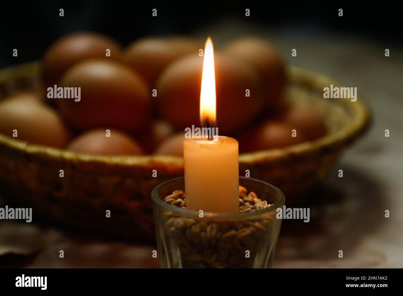 Candela con luce. Sfondo rustico. Uova pasquali, Pysankas. Raccolta di uova su sfondo. Preparazione per le vacanze. Carta artigianale. Tradizione Foto Stock