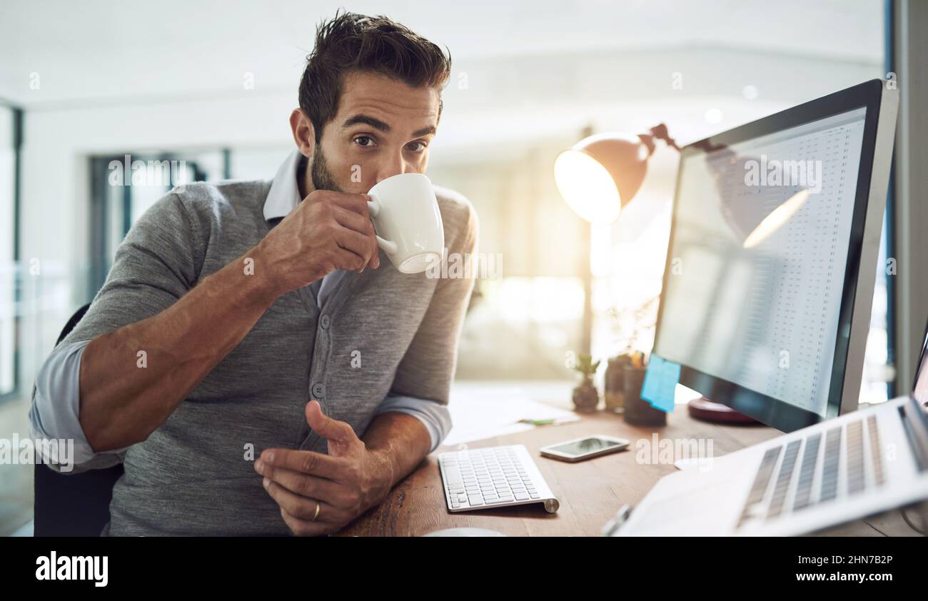 Egli rimane in cima al suo lavoro. Scatto corto di un uomo d'affari che lavora nel suo ufficio. Foto Stock