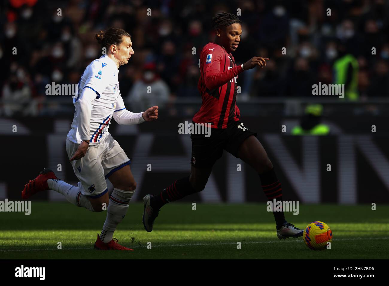 Milano, 13th febbraio 2022. Rafael Leao dell'AC Milan prende Giangiacomo Magnani dell'UC Sampdoria durante la serie A a a Giuseppe Meazza, Milano. Il credito d'immagine dovrebbe essere: Jonathan Moscrop / Sportimage Foto Stock