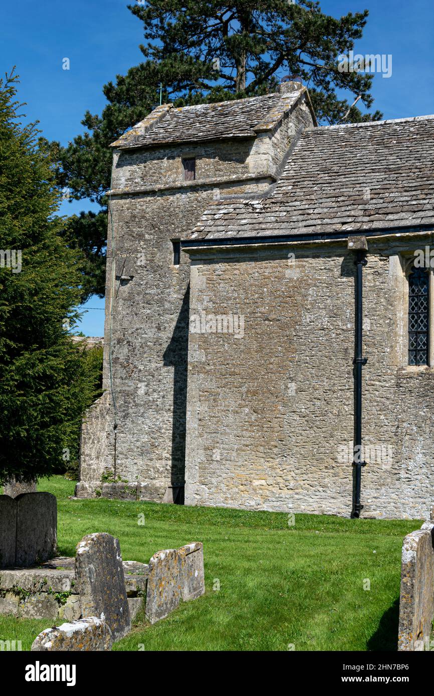 La chiesa di San Pietro nel villaggio Cotswolds di Ampney St. Peter Gloucestershire Foto Stock