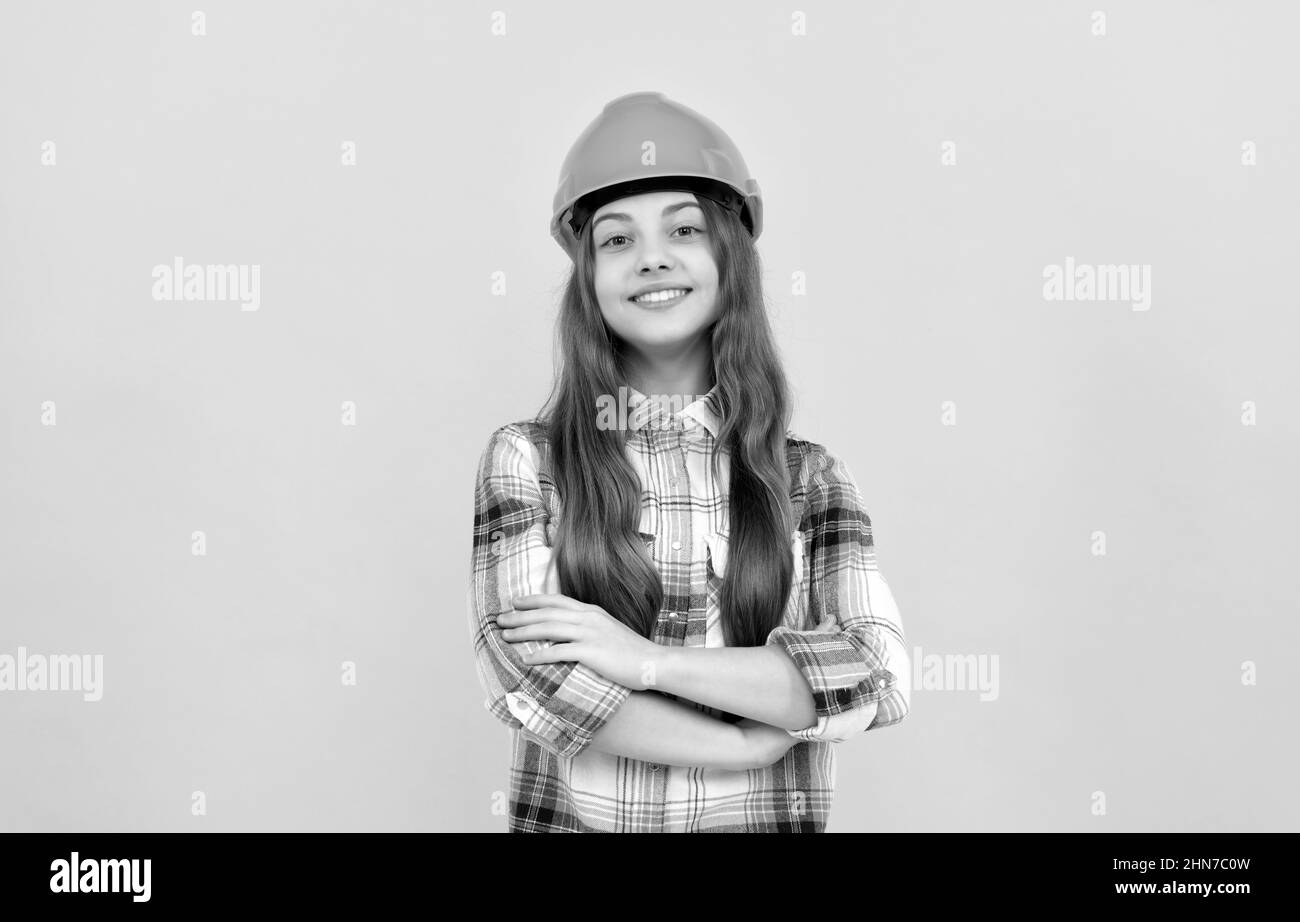 mani incrociate. lavoratore bambino felice indossare hardhat. sviluppo d'infanzia. giornata di lavoro felice. Foto Stock