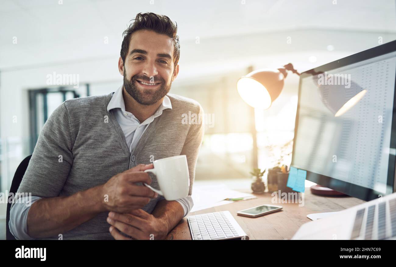 Egli rimane in cima al suo lavoro. Scatto corto di un uomo d'affari che lavora nel suo ufficio. Foto Stock